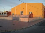 El Ayuntamiento de Vinaròs construye un vallado en el exterior del pabellón para mejorar el entorno