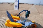 La playa del Fortí incorpora una grúa eléctrica a sus servicios de playa accesible 