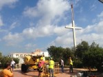 El Ayuntamiento de Vinaròs instala la nueva cruz de la ermita que permitirá continuar los trabajos del poblado ibérico