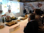 Vinaròs promociona su gastronomía con un showcooking de langostinos en Fitur 2014 